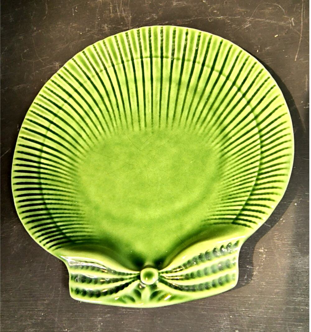 2198. Vintage Bordallo Pinheiro Majolica Pottery Shell Bread Plate Bow Accent